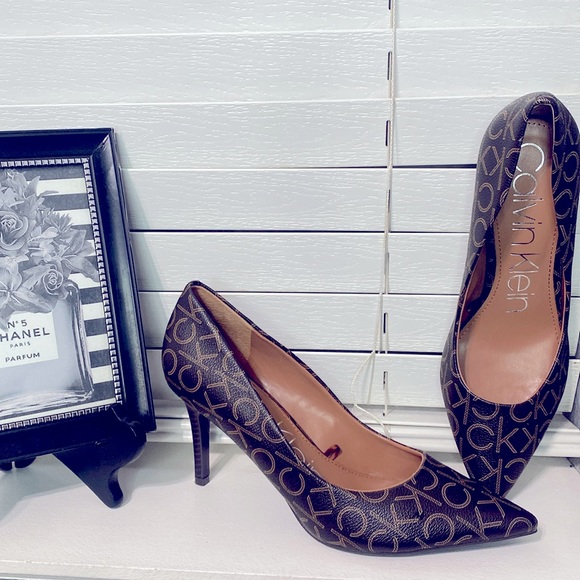 CALVIN KLEIN HEELS NEW 💃🏻 modern and uniquely sophisticated heel 💃🏻❤️ - Picture 1 of 3